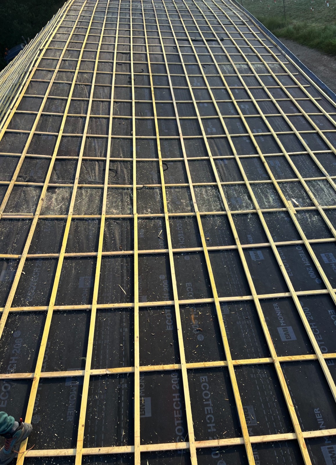 Dépose de toute la couverture en tuile canal, pour une installation de tuiles mécaniques avec son par vapeur (écran sous toiture) à Toulouse