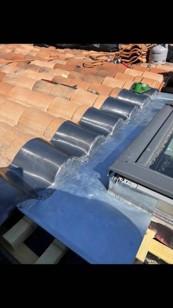 Installation soignée d'un entourage de Velux en zinc, assurée par GBAT PLUS à Toulouse pour une finition durable et esthétique